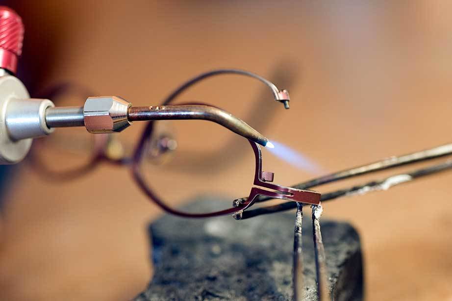 Für die Reparatur einer Brillenfassung wird auch gelötet